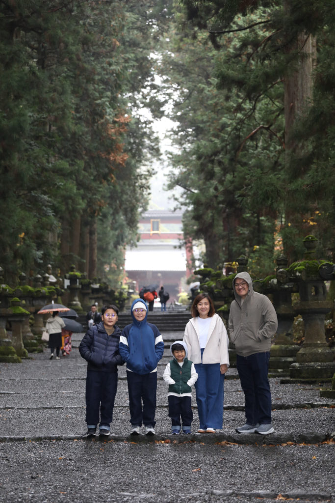 141 Family portrait on a shrine approach path